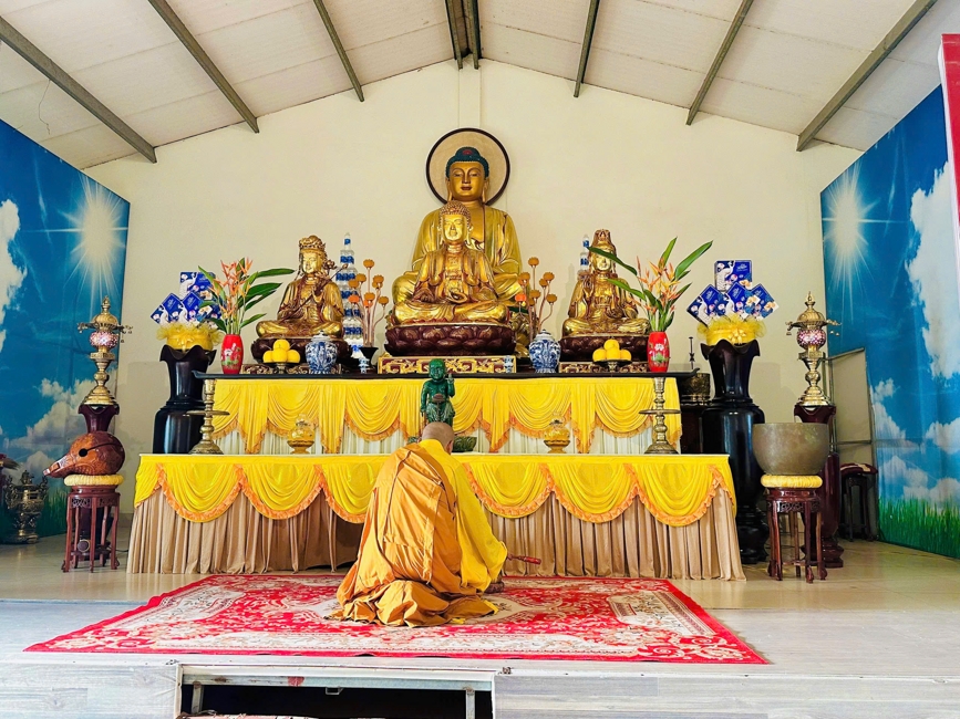 Phóng sinh tại bến phà Bình Mỹ.