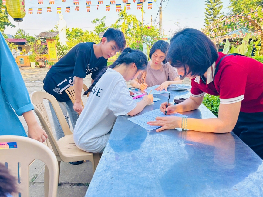 Phóng sinh tại bến phà Bình Mỹ.