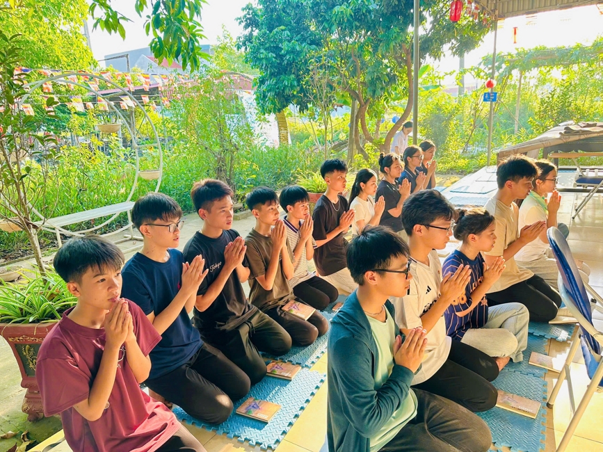 Phóng sinh tại bến phà Bình Mỹ.