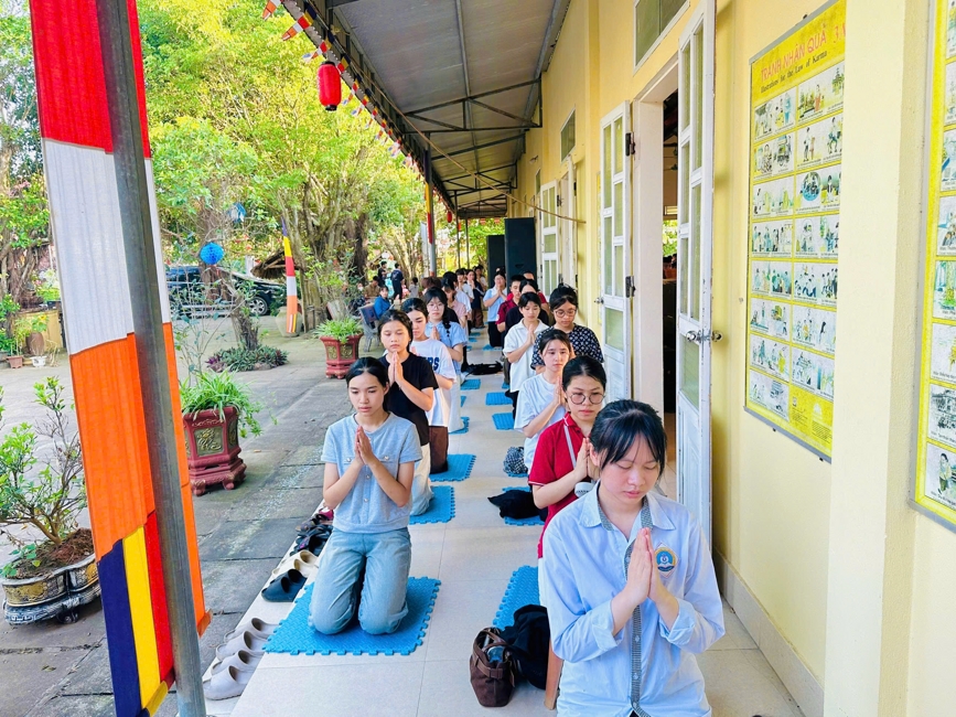 Phóng sinh tại bến phà Bình Mỹ.