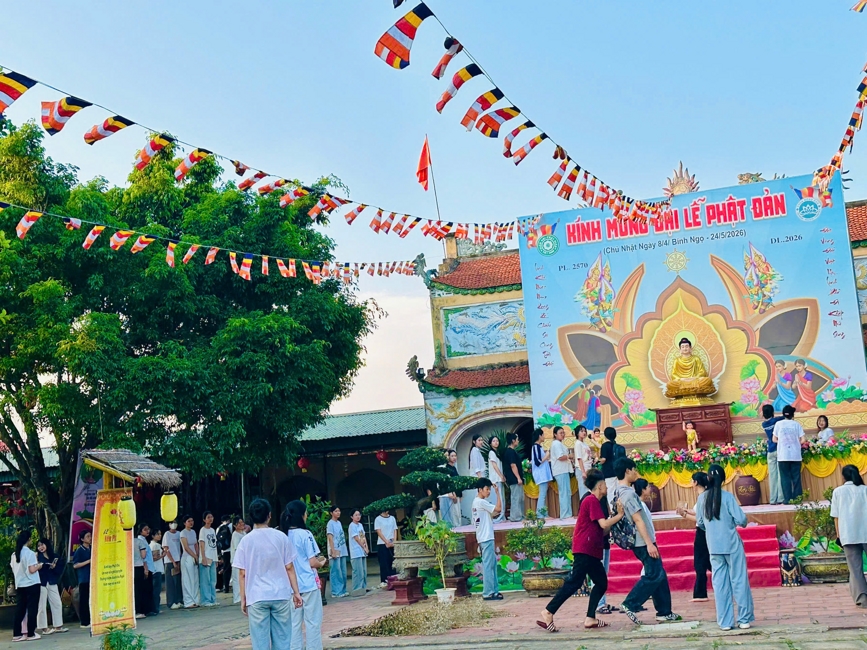 Phóng sinh tại bến phà Bình Mỹ.