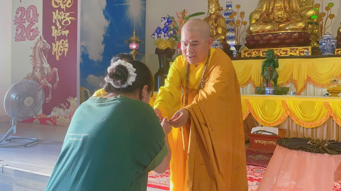 Phóng sinh tại bến phà Bình Mỹ.
