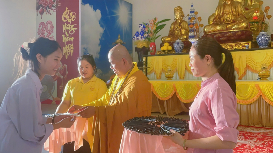 Phóng sinh tại bến phà Bình Mỹ.