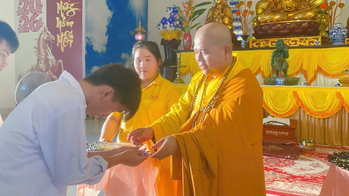 Phóng sinh tại bến phà Bình Mỹ.