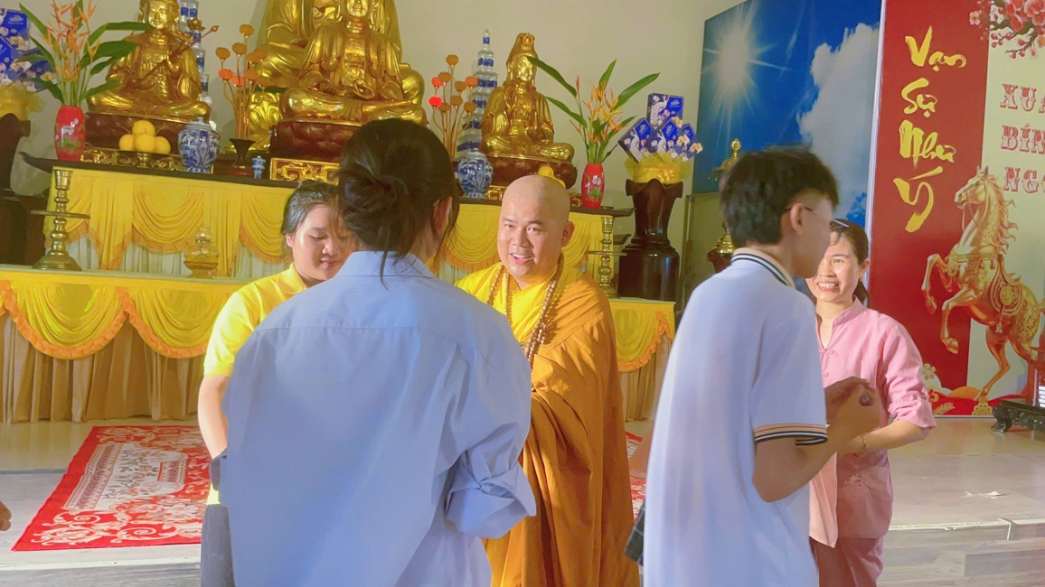Phóng sinh tại bến phà Bình Mỹ.