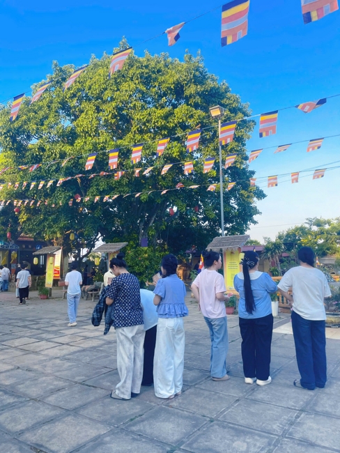 Phóng sinh tại bến phà Bình Mỹ.