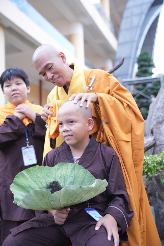 LỄ XUẤT GIA GIEO DUYÊN TRONG KHUÔN KHỔ KHÓA TU MÙA HÈ THIẾU NHI - CHỦ ĐỀ “BÔNG SEN NHỎ”.