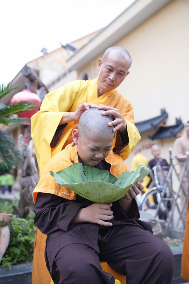 LỄ XUẤT GIA GIEO DUYÊN TRONG KHUÔN KHỔ KHÓA TU MÙA HÈ THIẾU NHI - CHỦ ĐỀ “BÔNG SEN NHỎ”.
