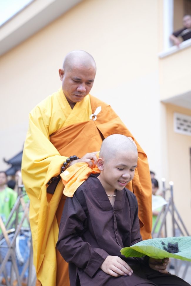 LỄ XUẤT GIA GIEO DUYÊN TRONG KHUÔN KHỔ KHÓA TU MÙA HÈ THIẾU NHI - CHỦ ĐỀ “BÔNG SEN NHỎ”.