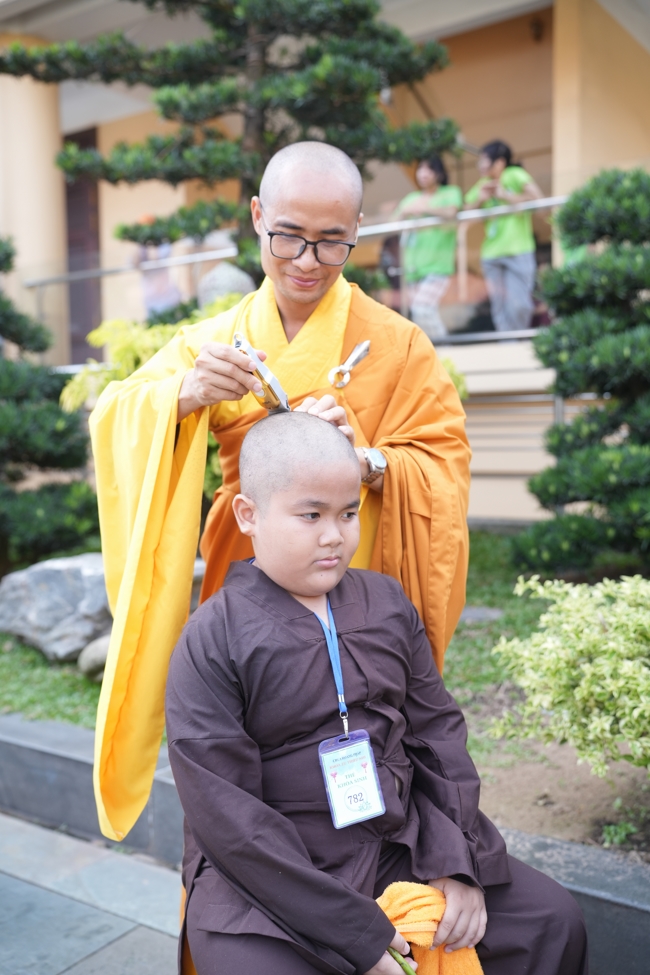 LỄ XUẤT GIA GIEO DUYÊN TRONG KHUÔN KHỔ KHÓA TU MÙA HÈ THIẾU NHI - CHỦ ĐỀ “BÔNG SEN NHỎ”.
