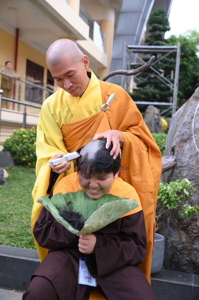 LỄ XUẤT GIA GIEO DUYÊN TRONG KHUÔN KHỔ KHÓA TU MÙA HÈ THIẾU NHI - CHỦ ĐỀ “BÔNG SEN NHỎ”.