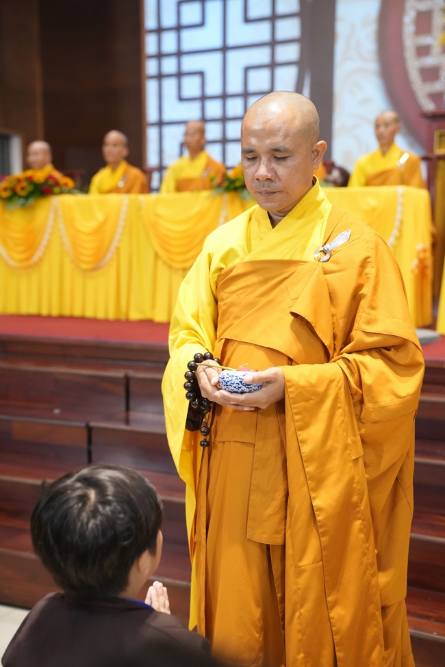 LỄ XUẤT GIA GIEO DUYÊN TRONG KHUÔN KHỔ KHÓA TU MÙA HÈ THIẾU NHI - CHỦ ĐỀ “BÔNG SEN NHỎ”.