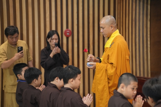 LỄ XUẤT GIA GIEO DUYÊN TRONG KHUÔN KHỔ KHÓA TU MÙA HÈ THIẾU NHI - CHỦ ĐỀ “BÔNG SEN NHỎ”.