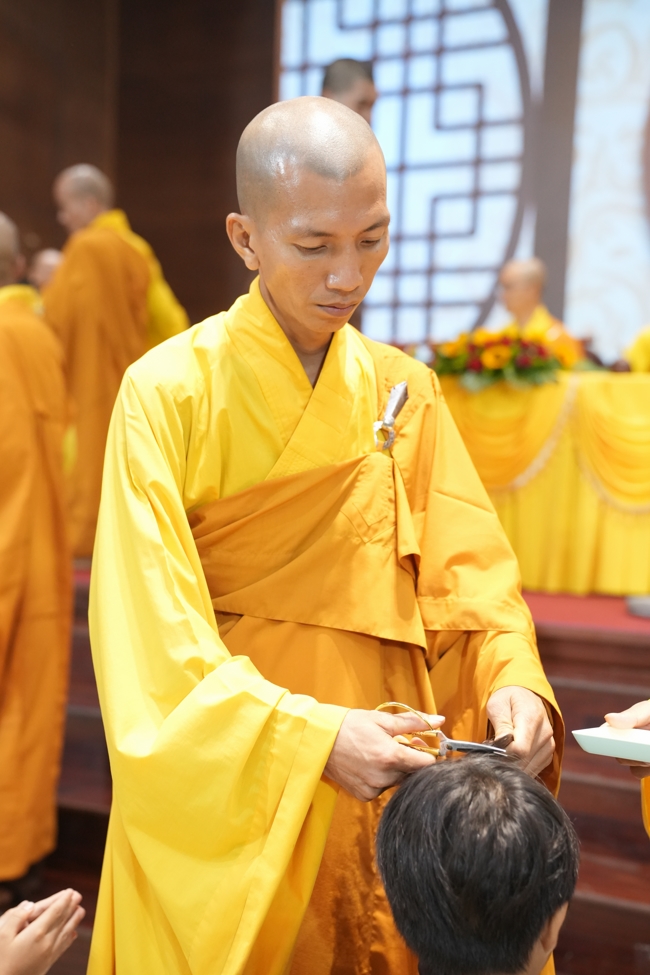 LỄ XUẤT GIA GIEO DUYÊN TRONG KHUÔN KHỔ KHÓA TU MÙA HÈ THIẾU NHI - CHỦ ĐỀ “BÔNG SEN NHỎ”.