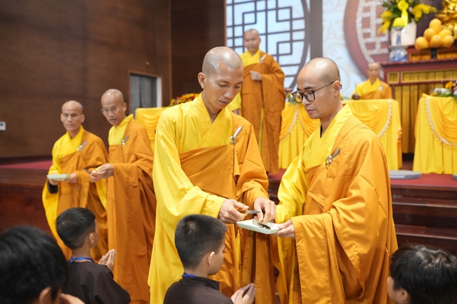 LỄ XUẤT GIA GIEO DUYÊN TRONG KHUÔN KHỔ KHÓA TU MÙA HÈ THIẾU NHI - CHỦ ĐỀ “BÔNG SEN NHỎ”.