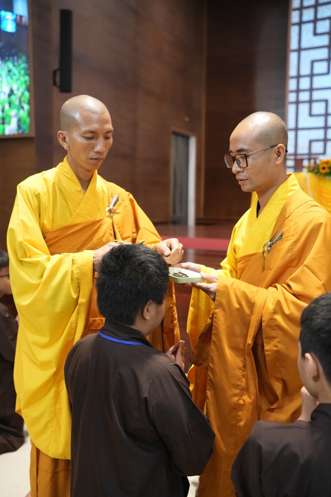 LỄ XUẤT GIA GIEO DUYÊN TRONG KHUÔN KHỔ KHÓA TU MÙA HÈ THIẾU NHI - CHỦ ĐỀ “BÔNG SEN NHỎ”.
