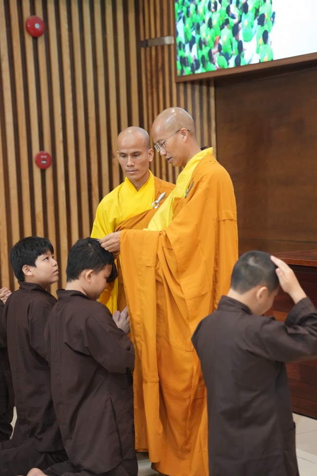 LỄ XUẤT GIA GIEO DUYÊN TRONG KHUÔN KHỔ KHÓA TU MÙA HÈ THIẾU NHI - CHỦ ĐỀ “BÔNG SEN NHỎ”.