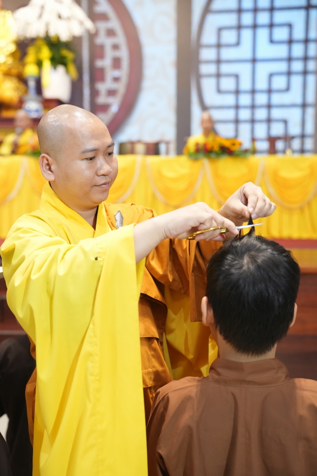 LỄ XUẤT GIA GIEO DUYÊN TRONG KHUÔN KHỔ KHÓA TU MÙA HÈ THIẾU NHI - CHỦ ĐỀ “BÔNG SEN NHỎ”.