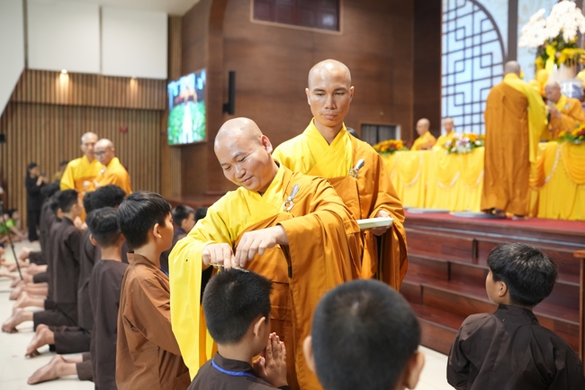 LỄ XUẤT GIA GIEO DUYÊN TRONG KHUÔN KHỔ KHÓA TU MÙA HÈ THIẾU NHI - CHỦ ĐỀ “BÔNG SEN NHỎ”.