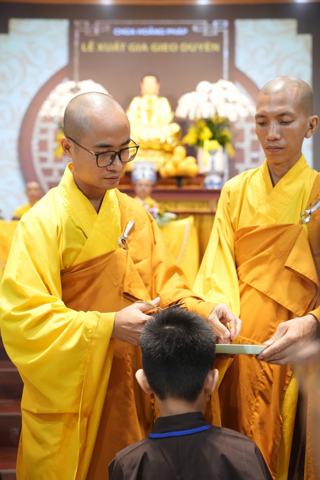 LỄ XUẤT GIA GIEO DUYÊN TRONG KHUÔN KHỔ KHÓA TU MÙA HÈ THIẾU NHI - CHỦ ĐỀ “BÔNG SEN NHỎ”.