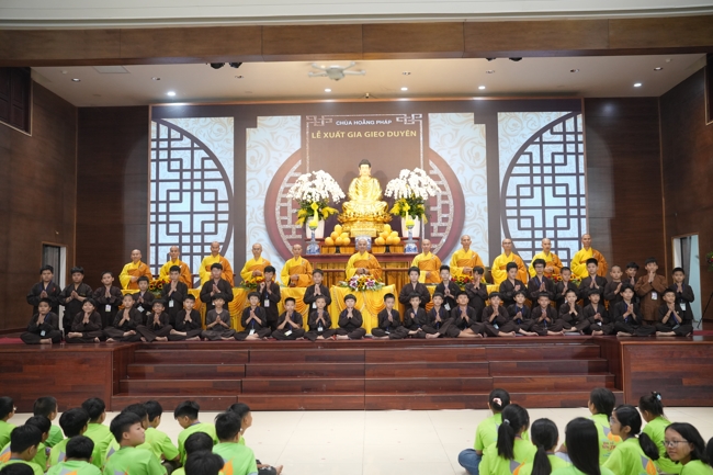LỄ XUẤT GIA GIEO DUYÊN TRONG KHUÔN KHỔ KHÓA TU MÙA HÈ THIẾU NHI - CHỦ ĐỀ “BÔNG SEN NHỎ”.