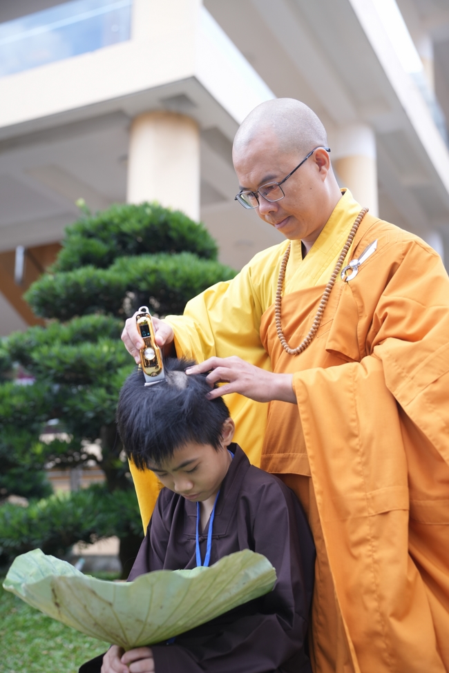 LỄ XUẤT GIA GIEO DUYÊN TRONG KHUÔN KHỔ KHÓA TU MÙA HÈ THIẾU NHI - CHỦ ĐỀ “BÔNG SEN NHỎ”.