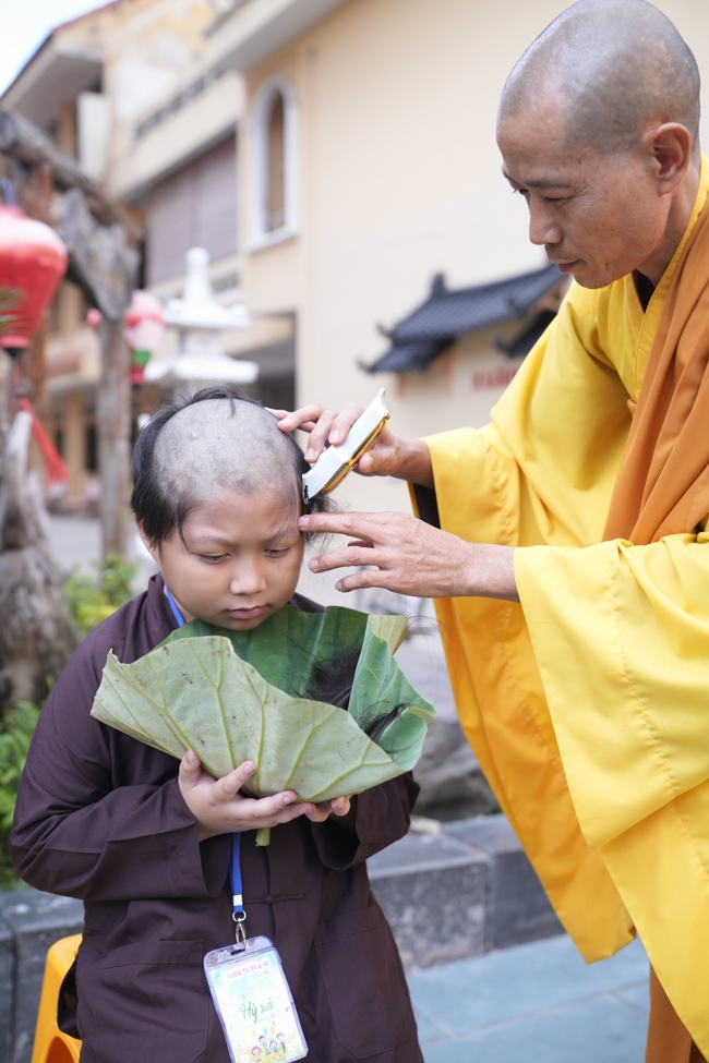 LỄ XUẤT GIA GIEO DUYÊN TRONG KHUÔN KHỔ KHÓA TU MÙA HÈ THIẾU NHI - CHỦ ĐỀ “BÔNG SEN NHỎ”.