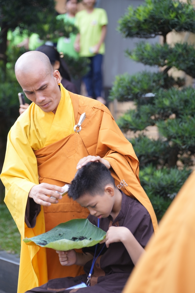 LỄ XUẤT GIA GIEO DUYÊN TRONG KHUÔN KHỔ KHÓA TU MÙA HÈ THIẾU NHI - CHỦ ĐỀ “BÔNG SEN NHỎ”.