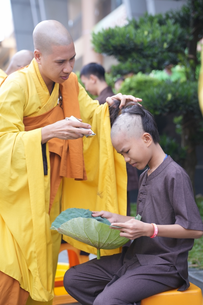 LỄ XUẤT GIA GIEO DUYÊN TRONG KHUÔN KHỔ KHÓA TU MÙA HÈ THIẾU NHI - CHỦ ĐỀ “BÔNG SEN NHỎ”.