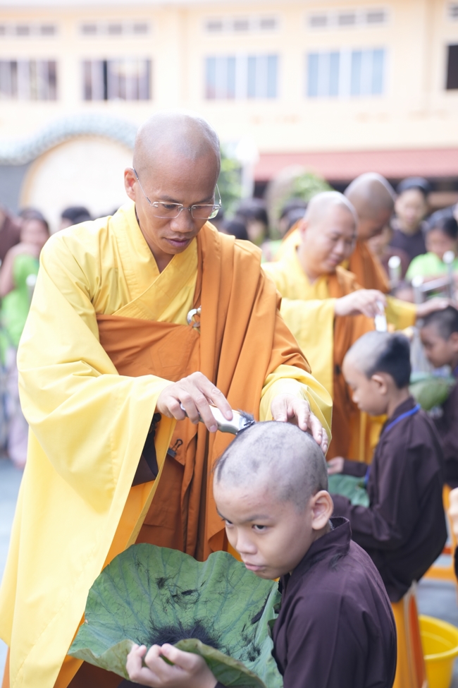 LỄ XUẤT GIA GIEO DUYÊN TRONG KHUÔN KHỔ KHÓA TU MÙA HÈ THIẾU NHI - CHỦ ĐỀ “BÔNG SEN NHỎ”.