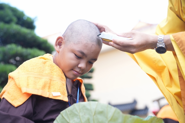 LỄ XUẤT GIA GIEO DUYÊN TRONG KHUÔN KHỔ KHÓA TU MÙA HÈ THIẾU NHI - CHỦ ĐỀ “BÔNG SEN NHỎ”.