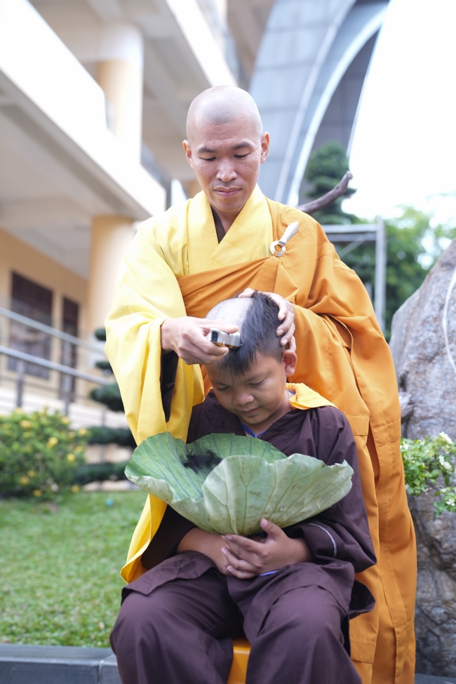 LỄ XUẤT GIA GIEO DUYÊN TRONG KHUÔN KHỔ KHÓA TU MÙA HÈ THIẾU NHI - CHỦ ĐỀ “BÔNG SEN NHỎ”.