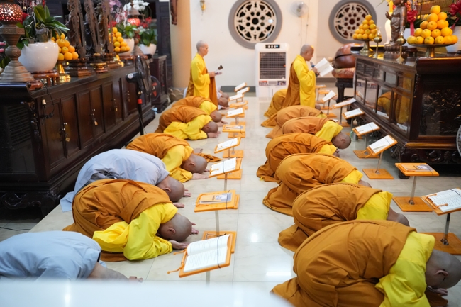 LỄ SÁM HỐI - CHÙA HOẰNG PHÁP.