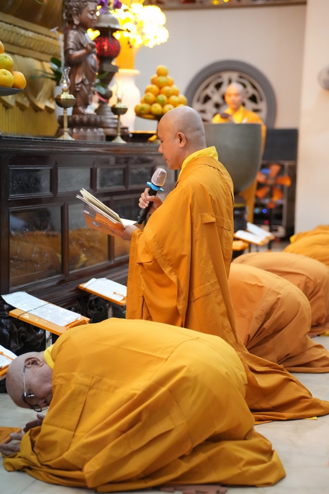 LỄ SÁM HỐI - CHÙA HOẰNG PHÁP.