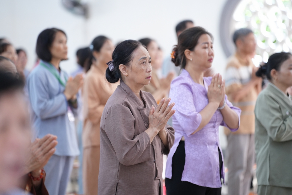 Phóng sinh tại bến phà Bình Mỹ.