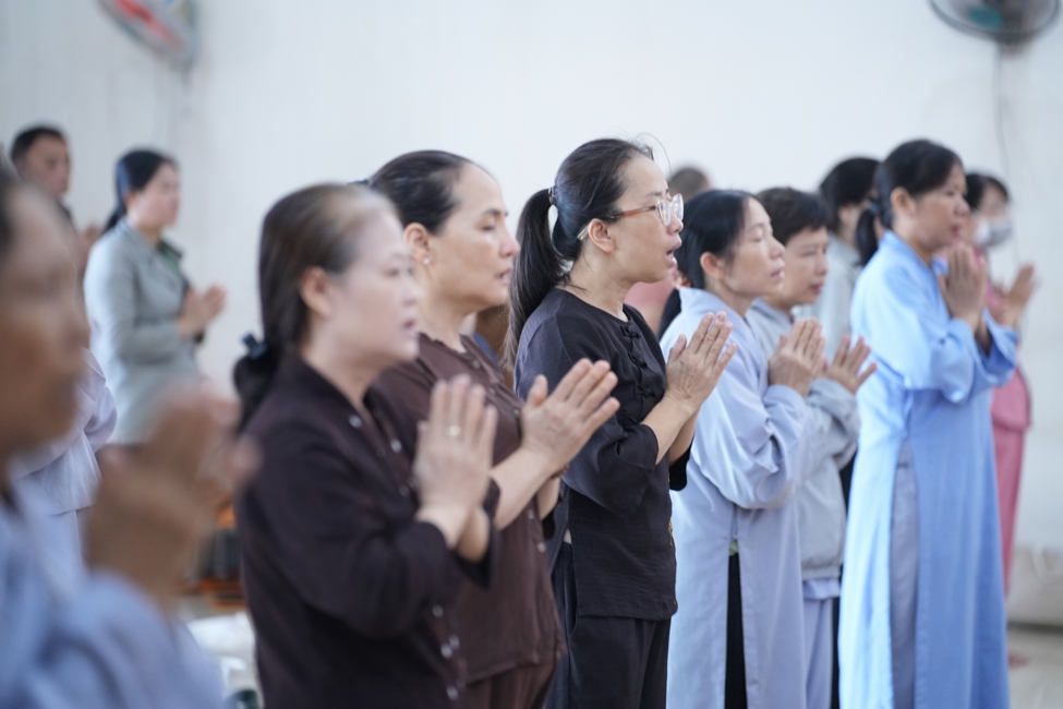 Phóng sinh tại bến phà Bình Mỹ.