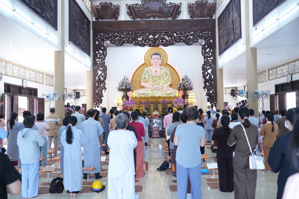 Phóng sinh tại bến phà Bình Mỹ.