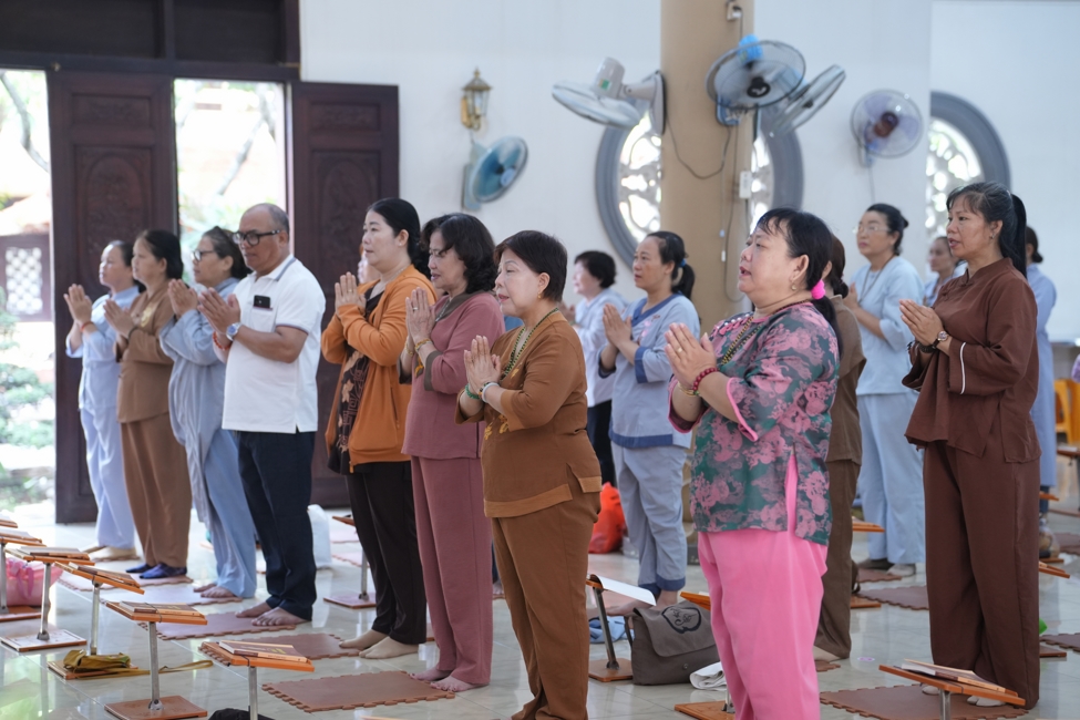 Phóng sinh tại bến phà Bình Mỹ.
