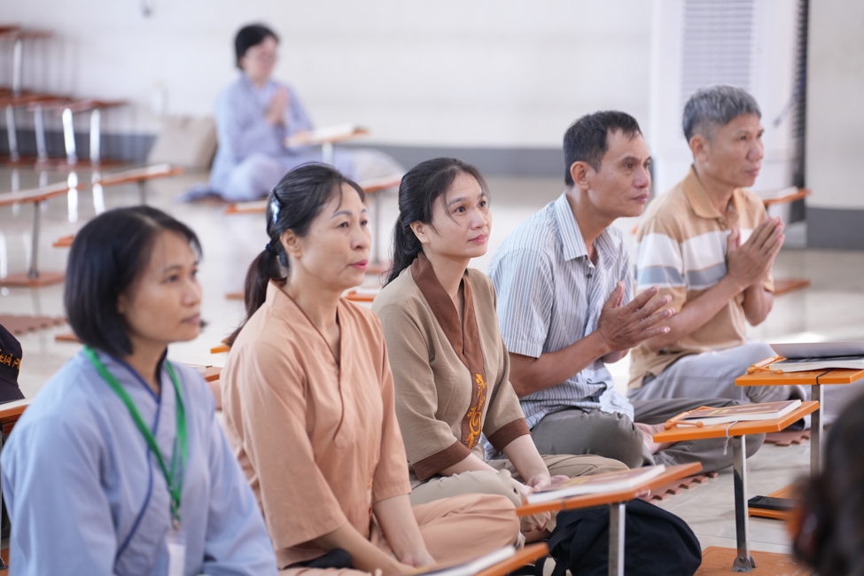 Phóng sinh tại bến phà Bình Mỹ.