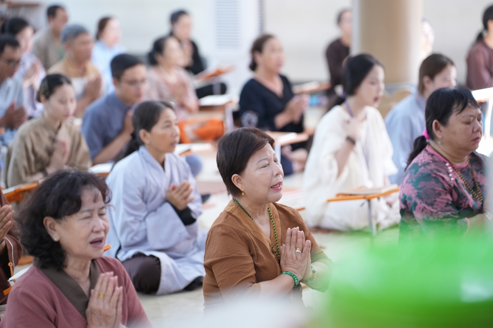 Phóng sinh tại bến phà Bình Mỹ.