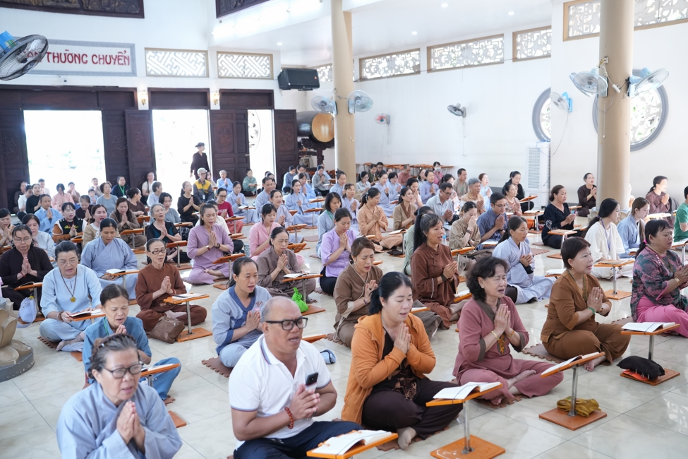 Phóng sinh tại bến phà Bình Mỹ.