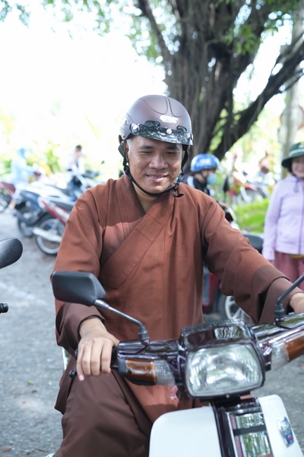 Phóng sinh tại bến phà Bình Mỹ.
