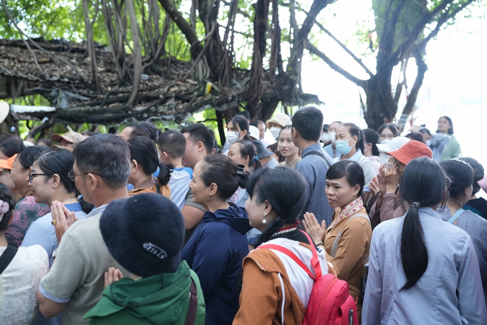 Phóng sinh tại bến phà Bình Mỹ.