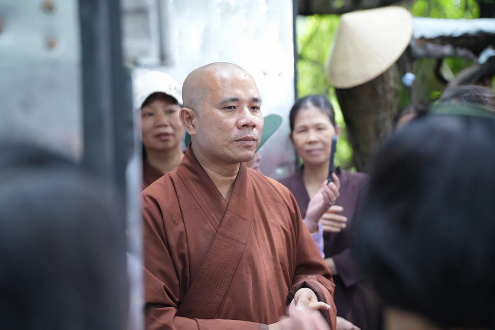 Phóng sinh tại bến phà Bình Mỹ.