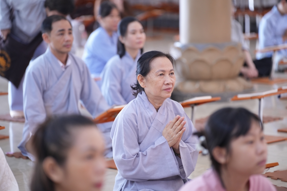 Phóng sinh tại bến phà Bình Mỹ.