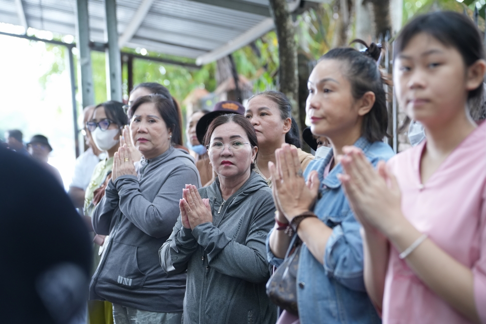 Phóng sinh tại bến phà Bình Mỹ.