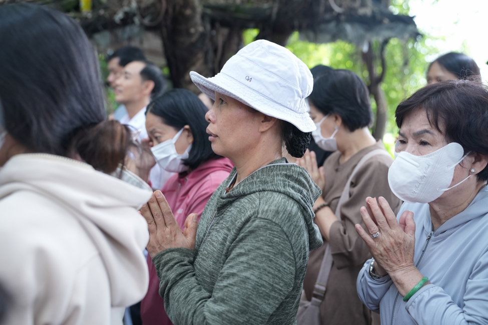Phóng sinh tại bến phà Bình Mỹ.