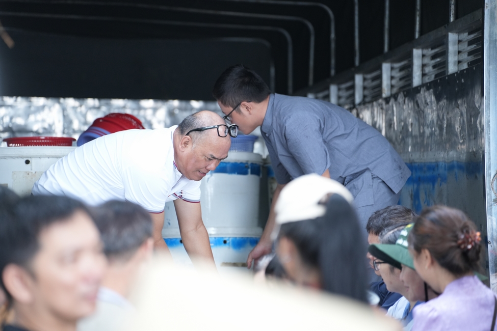 Phóng sinh tại bến phà Bình Mỹ.