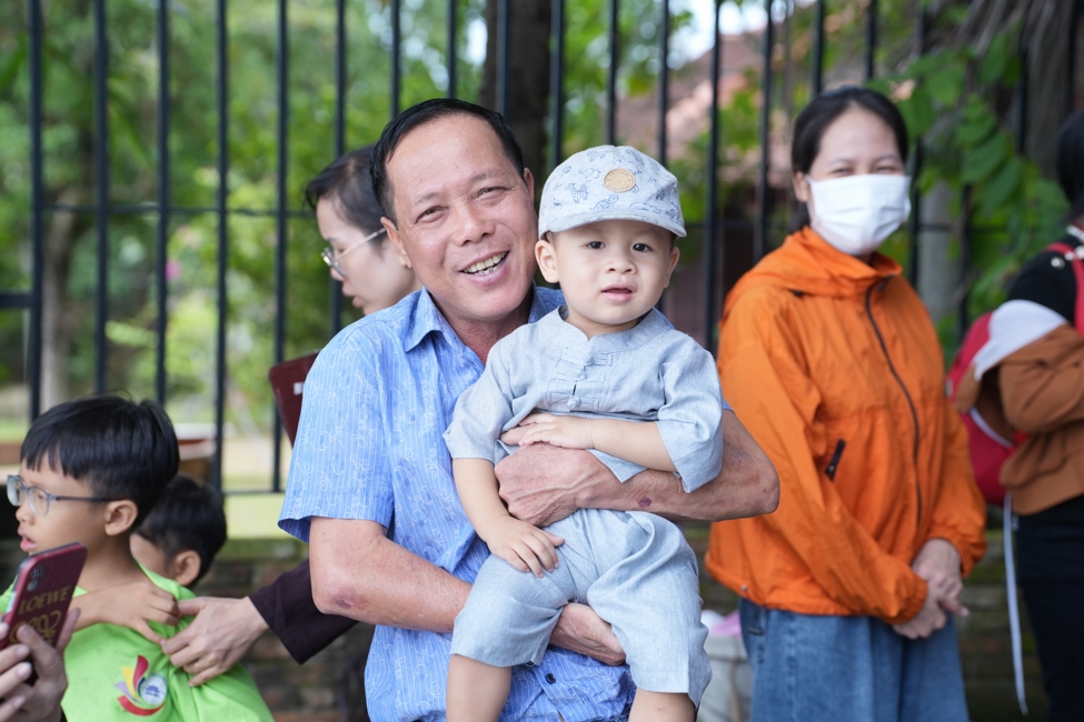 Phóng sinh tại bến phà Bình Mỹ.