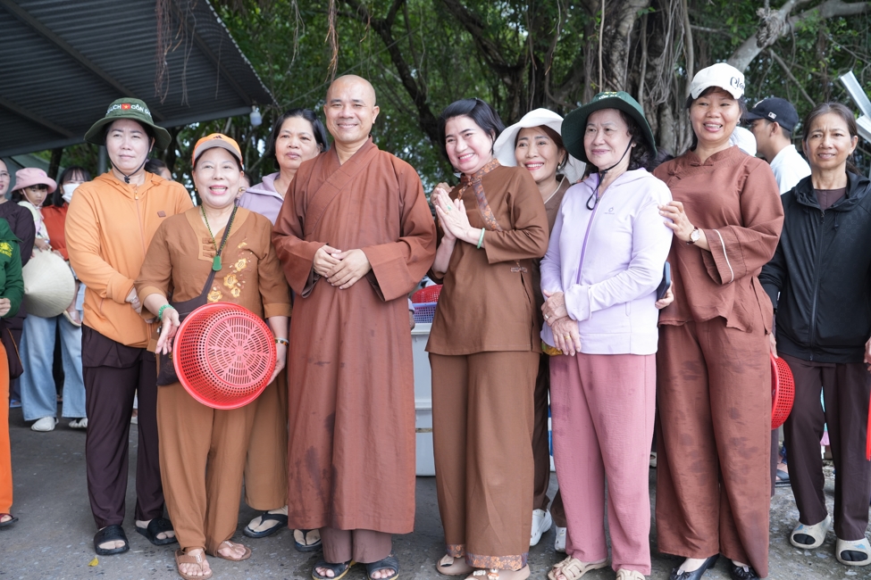 Phóng sinh tại bến phà Bình Mỹ.